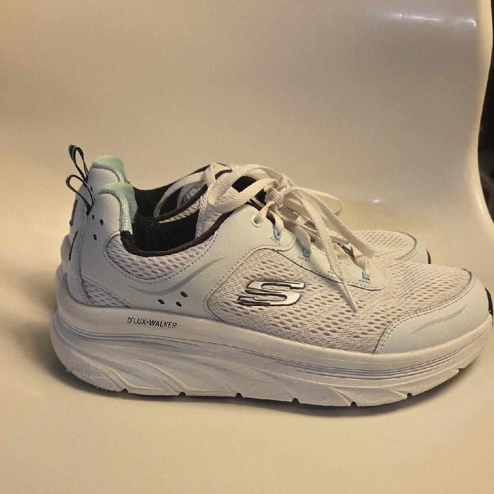 Skechers Women's  D'LUX Walker Infinite Motion Sneakers